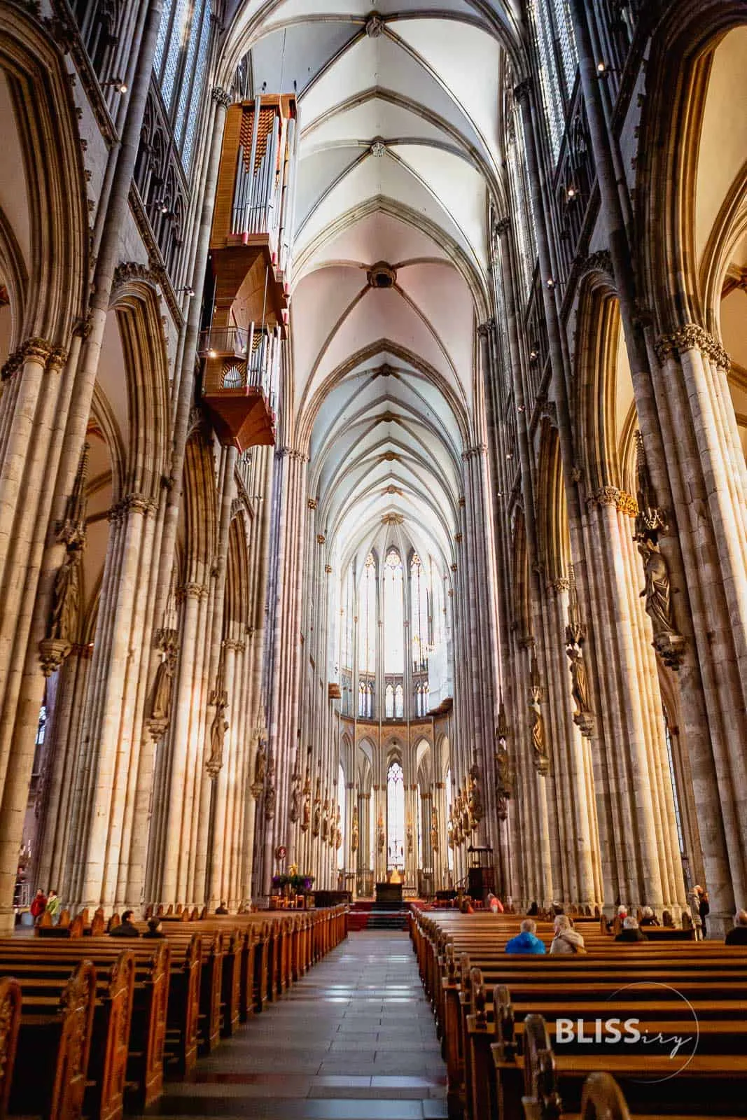 Sehenswürdigkeiten Köln - Kölner Dom Turmbesteigung und Aussicht - Aufstieg Kölner Dom, Köln - Anzahl Treppen, Aussicht, Preis - Sehenswürdigkeiten Köln - Dombesteigung und Aussicht vom Dom, 530 Treppen Stufen zur Domspitze, Aussichtsplattform mit Graffiti