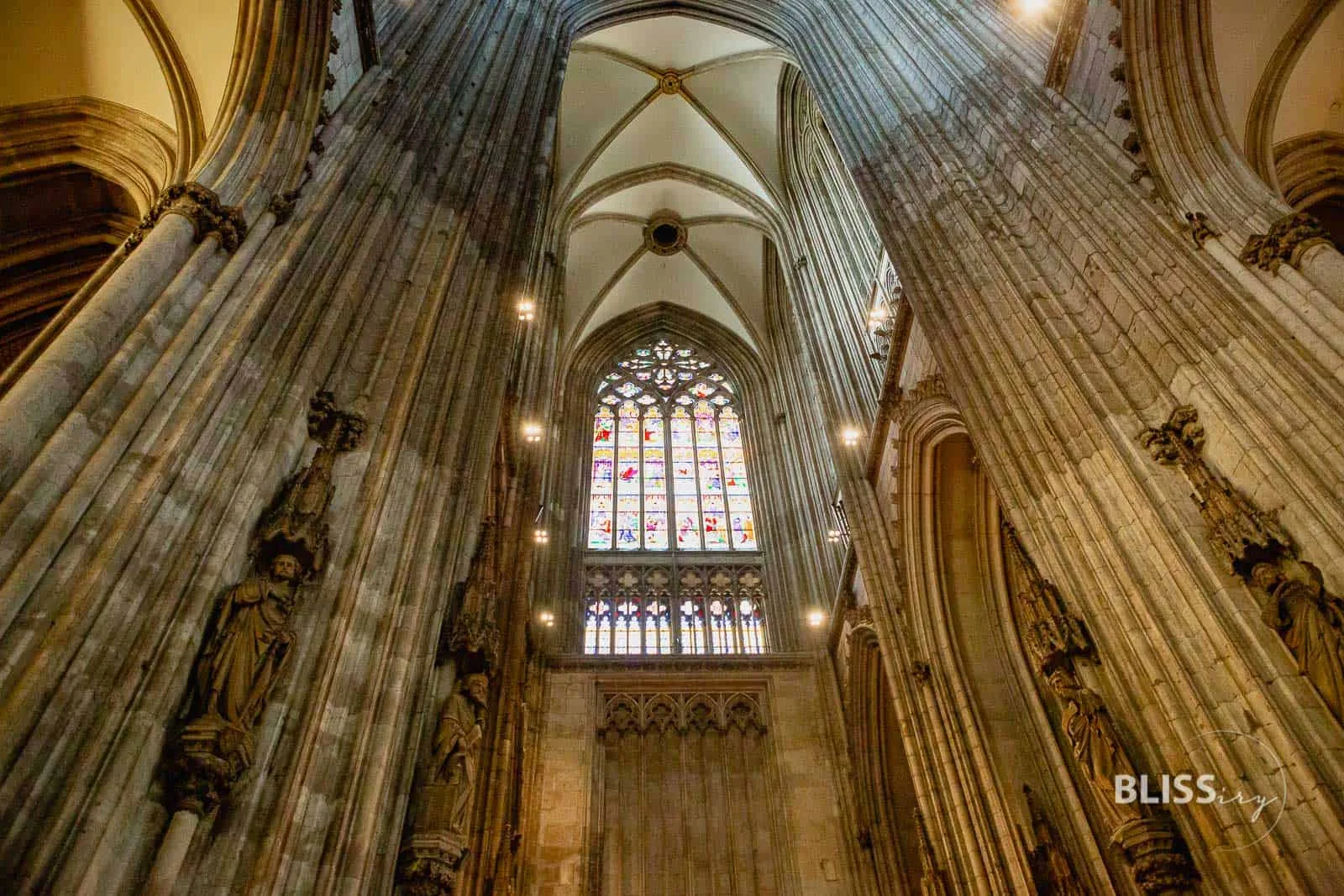 Sehenswürdigkeiten Köln - Kölner Dom Turmbesteigung und Aussicht - Aufstieg Kölner Dom, Köln - Anzahl Treppen, Aussicht, Preis - Sehenswürdigkeiten Köln - Dombesteigung und Aussicht vom Dom, 530 Treppen Stufen zur Domspitze, Aussichtsplattform mit Graffiti