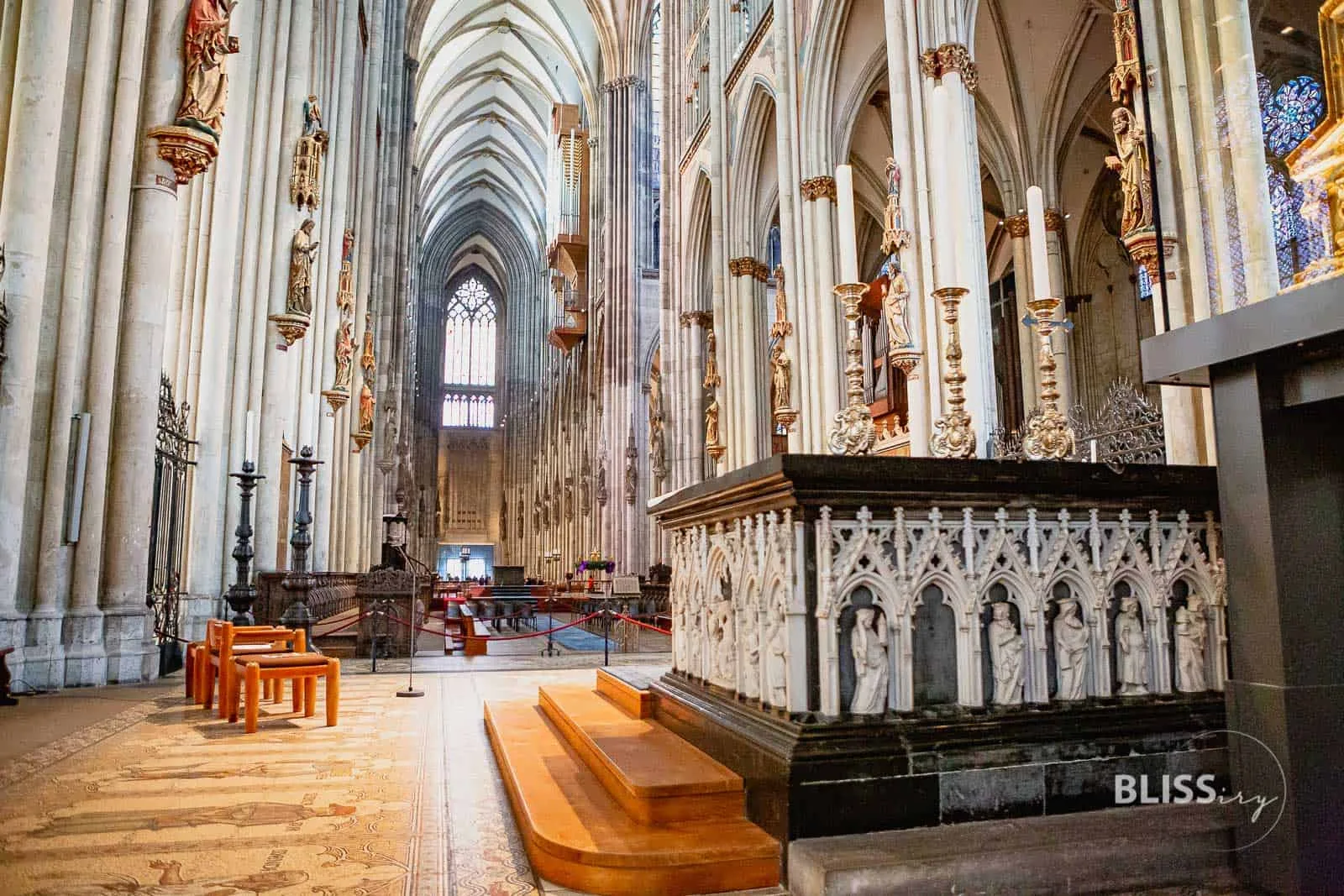 Sehenswürdigkeiten Köln - Kölner Dom Turmbesteigung und Aussicht - Aufstieg Kölner Dom, Köln - Anzahl Treppen, Aussicht, Preis - Sehenswürdigkeiten Köln - Dombesteigung und Aussicht vom Dom, 530 Treppen Stufen zur Domspitze, Aussichtsplattform mit Graffiti