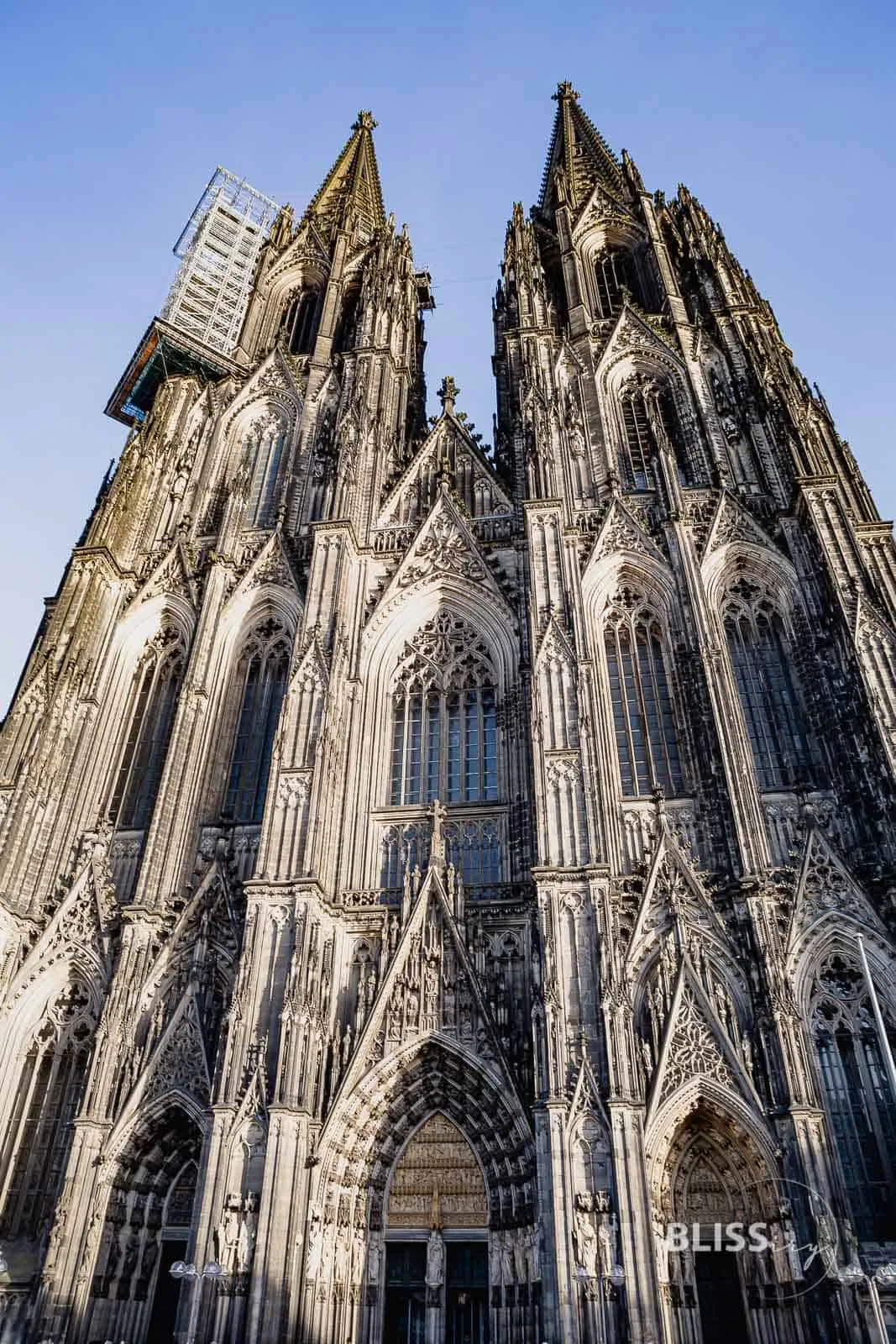 Sehenswürdigkeiten Köln - Kölner Dom Turmbesteigung und Aussicht - Aufstieg Kölner Dom, Köln - Anzahl Treppen, Aussicht, Preis - Sehenswürdigkeiten Köln - Dombesteigung und Aussicht vom Dom, 530 Treppen Stufen zur Domspitze, Aussichtsplattform mit Graffiti