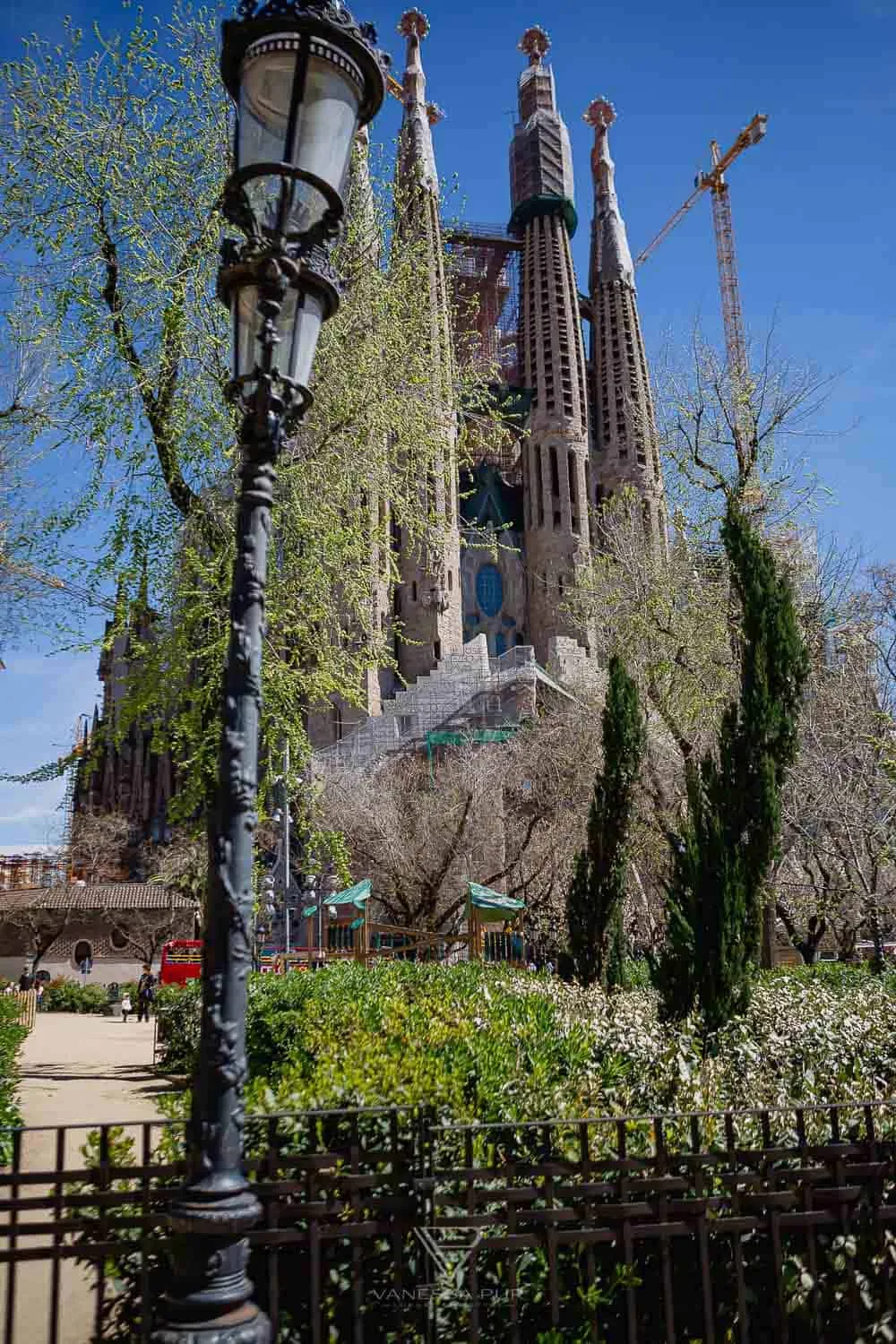 Barcelona - Sagrada Familia Kirche - Aussicht & Tipps zur Kirche, zur Besichtigung der Basilika - Top Sehenswürdigkeiten in Barcelona, die Sagrada Familia. Eintrittspreise und Öffnungszeiten, Aussicht von den Türmen und Tipps zum Besuch - Basílica i Temple Expiatori de la Sagrada Família - Was kostet der Aufstieg auf den Turm? Welcher Turm ist besser? Wann ist die Sagrada geöffnet? Lohnt sich ein Besuch in Barcelona? Barcelona Sehenswürdigkeit und Top10 Tipps - Luxus-Reiseblog - Reiseblogger Deutschlan