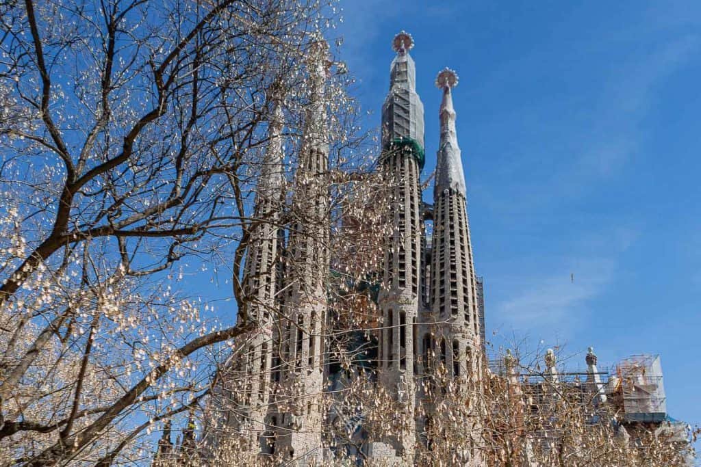 Barcelona - Sagrada Familia Kirche - Aussicht & Tipps zur Kirche, zur Besichtigung der Basilika - Top Sehenswürdigkeiten in Barcelona, die Sagrada Familia. Eintrittspreise und Öffnungszeiten, Aussicht von den Türmen und Tipps zum Besuch - Basílica i Temple Expiatori de la Sagrada Família - Was kostet der Aufstieg auf den Turm? Welcher Turm ist besser? Wann ist die Sagrada geöffnet? Lohnt sich ein Besuch in Barcelona? Barcelona Sehenswürdigkeit und Top10 Tipps - Luxus-Reiseblog - Reiseblogger Deutschlan